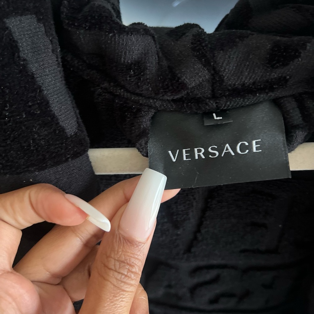 Classic Versace Black and Gold Patterned bath robe - Picture 3 of 3